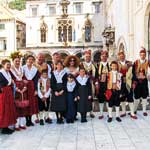 Subotom ujutro HTV 1 u Dubrovniku sa Dubrovakim primorskim svatovima i voditeljicom Nilom